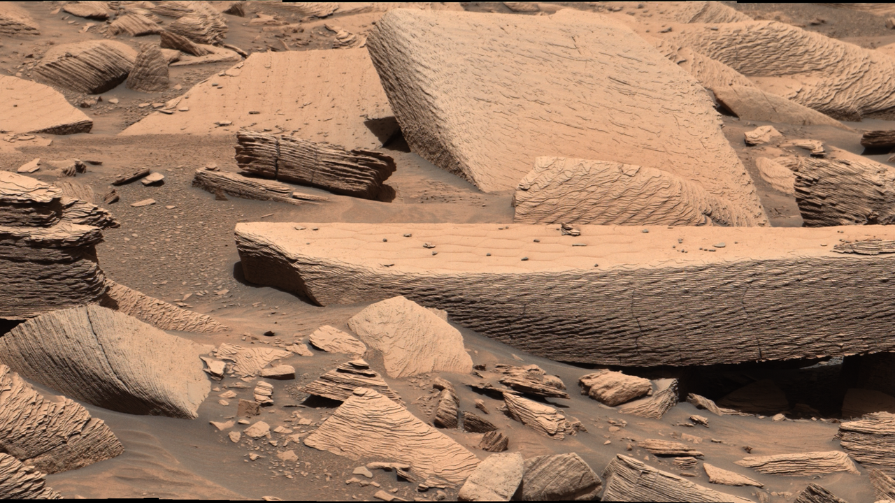 Ancient Martian Sandstorm Reveals Spacecraft Debris