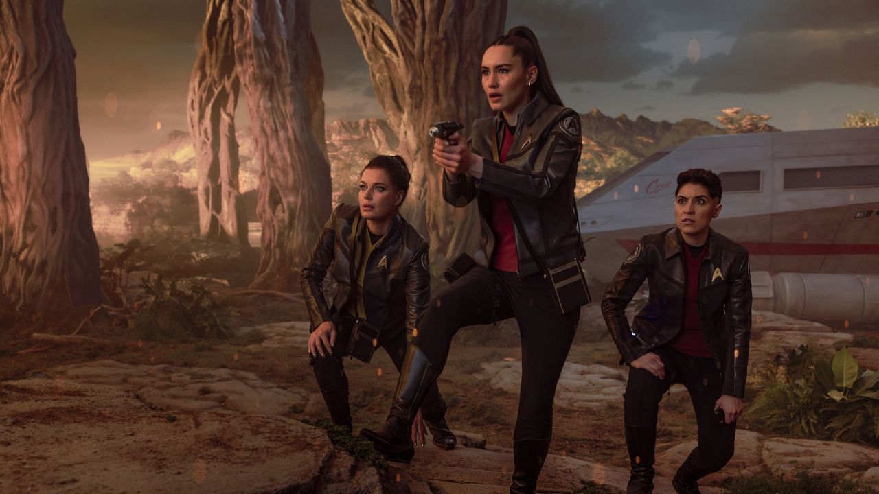 Fictional Starship Encounters Martian Life, Dinosaurs on New Planet